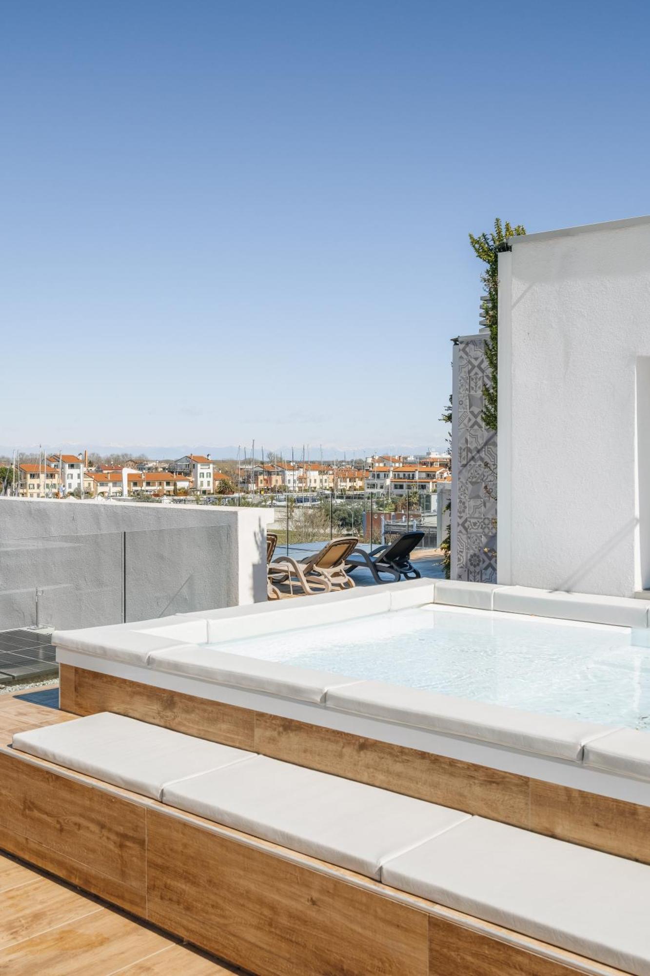 Sea Breeze Aparthotel Caorle Exteriör bild