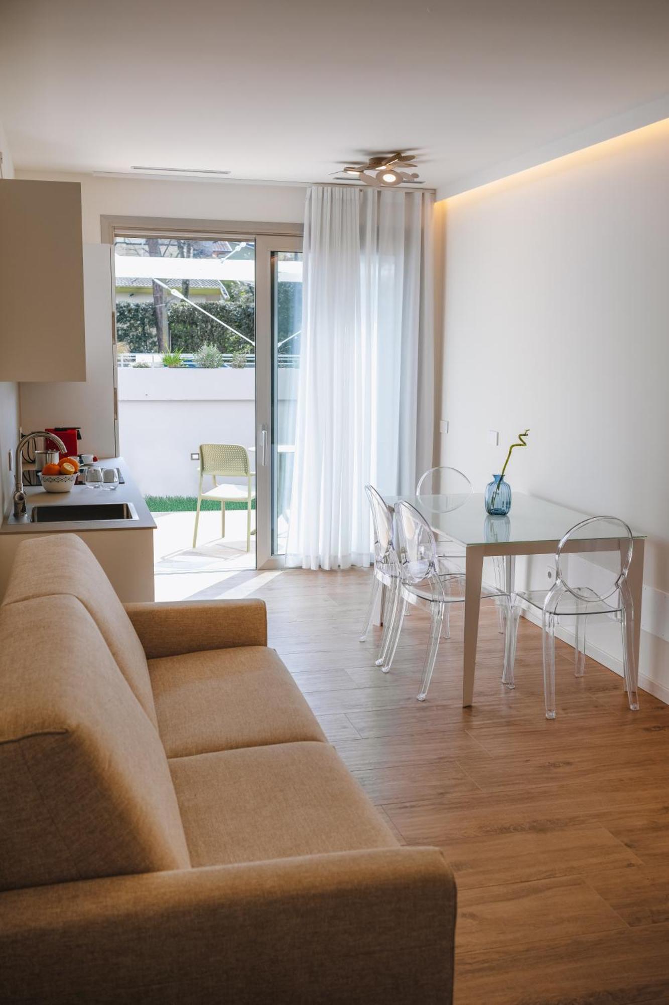Sea Breeze Aparthotel Caorle Exteriör bild